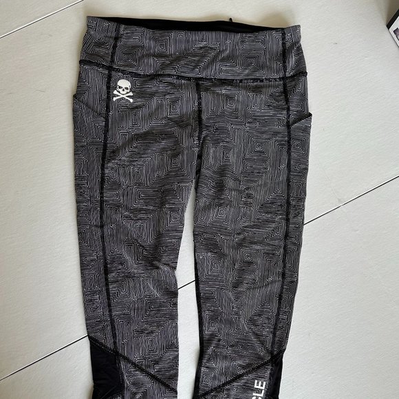 Lululemon Soulcycle Cropped Leggings White/Black Design w/ Mesh Detail Size 8 - Picture 1 of 16